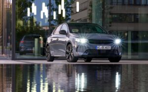 Opel: i fari Intelli-Lux LED a matrice illuminano le strade buie