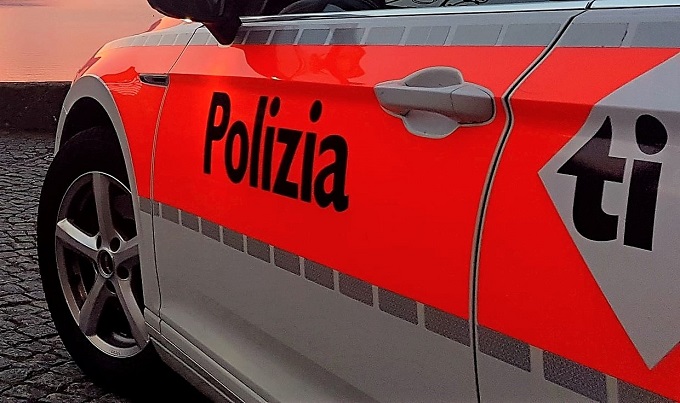 Donna precipita da cavalcavia in autostrada: investita e uccisa da un camion in transito