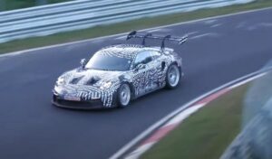 Porsche 911 GT3 RS: al Nurburgring una versione estrema col performance kit Manthey Racing [VIDEO SPIA]