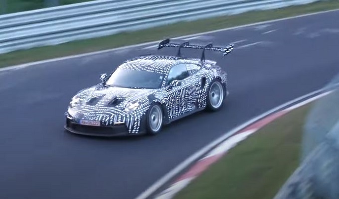 Porsche 911 GT3 RS: al Nurburgring una versione estrema col performance kit Manthey Racing [VIDEO SPIA]