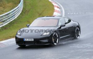 Porsche Taycan 2024: test al Nurburgring per il restyling dell’elettrica [FOTO SPIA]