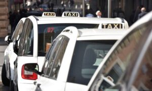 Roma, i tassisti chiedono 3 € in più a corsa come indennità di traffico