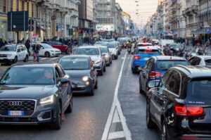 Milano, il sindaco Sala conferma il centro città off-limits alle auto private entro il 2024