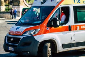 Tragedia a Casalnuovo (Napoli): donna travolta e uccisa dalla sua auto parcheggiata senza freno a mano