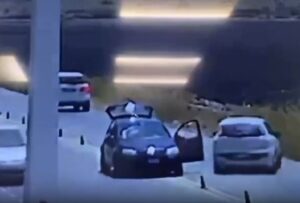 Automobilista preso a sprangate per una manovra azzardata: la folle aggressione a Siracusa [VIDEO]