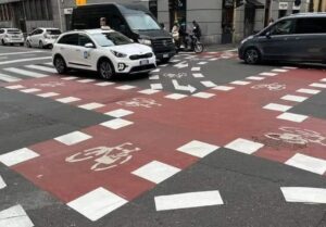 Pista ciclabile Milano: l’incrocio in Corso Monforte tra rebus e ironie