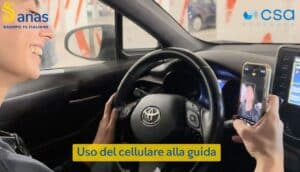 Il 10% degli italiani gira un video con il cellulare mentre guida, secondo Anas