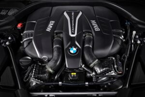 BMW, a Monaco si volta pagina: stop alla produzione di motori termici in Germania