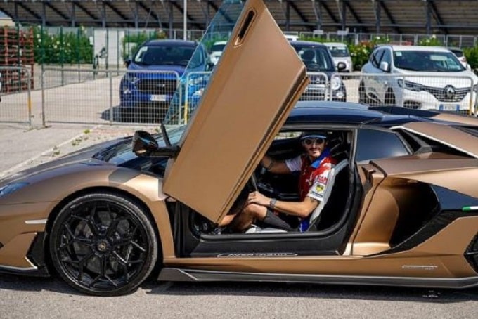 Bagnaia e le sue auto ad alta velocità: su tutte la Lamborghini Aventador SVJ