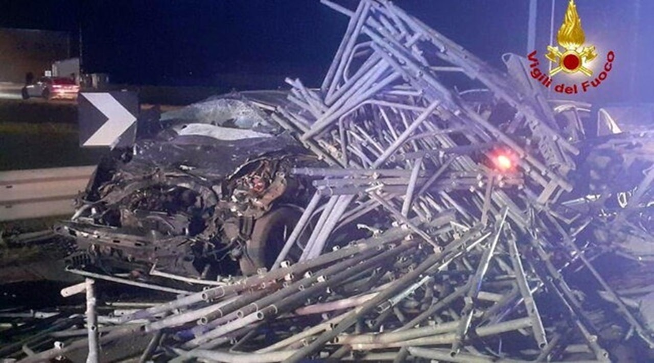Reggio Emilia, camion perde il carico e colpisce tre auto: due morti e cinque feriti