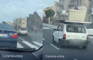 Catania, uomo sdraiato sopra il divano trasportato sul tetto di una Panda [VIDEO]