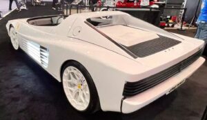 Ferrari Testarossa elettrica: il discutibile tuning al SEMA 2023 di Las Vegas [VIDEO]