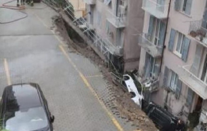 Genova, crolla un pezzo di strada: auto e detriti franano su un palazzo