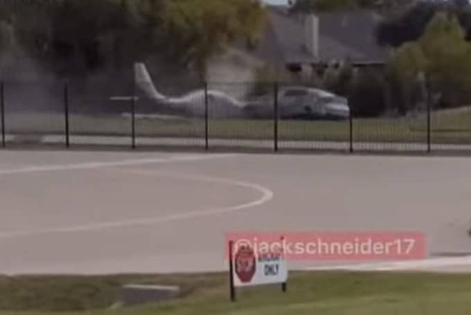 Aereo oltrepassa la pista in fase di atterraggio e si schianta contro un’auto in transito [VIDEO]