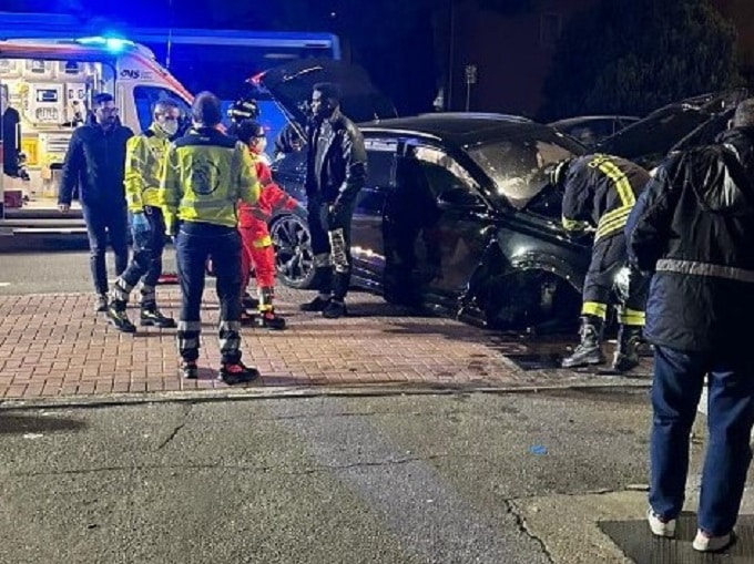 Incidente stradale per Balotelli: auto distrutta, lui illeso. Rifiuta l’alcol test, patente ritirata