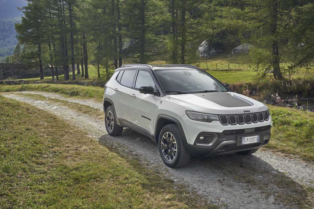 Jeep Compass 4xe sulle tracce di 007