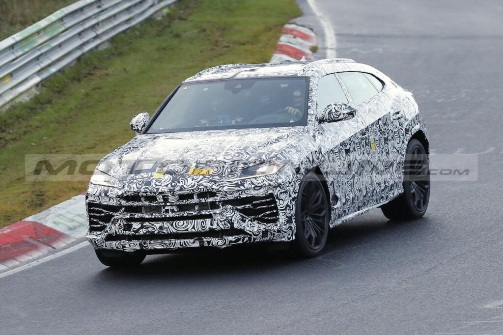 Lamborghini Urus PHEV: test sul Nurburgring per il SUV ibrido plug-in [FOTO SPIA]