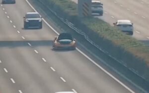 Lamborghini Huracan in panne sulla corsia di sorpasso in autostrada: un SUV la centra in pieno [VIDEO]