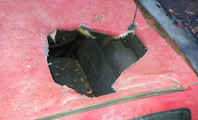 Un oggetto piovuto dal cielo sfonda il tetto di un’auto a Strasburgo: ipotesi meteorite
