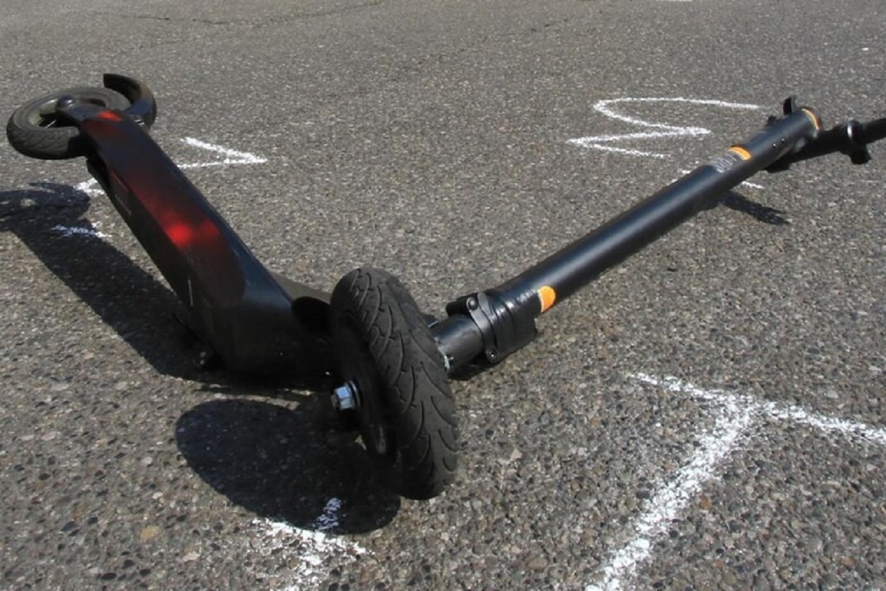 Milano, cade dal monopattino elettrico e si ferisce gravemente alla testa