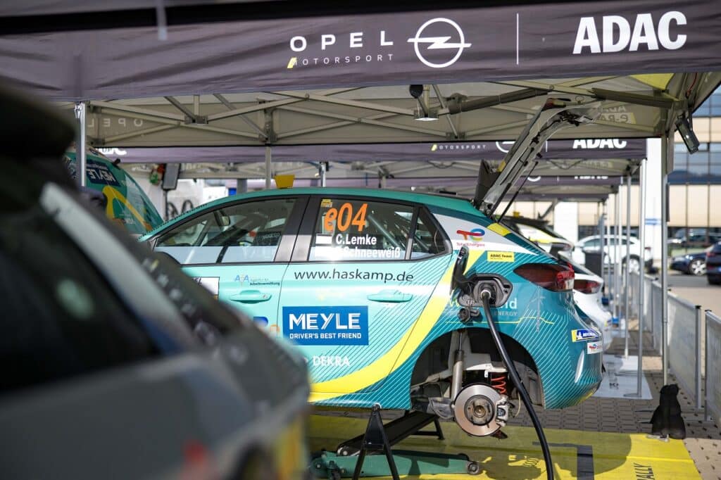 Opel: innovativa struttura di ricarica per l’ADAC Electric Rally Cup