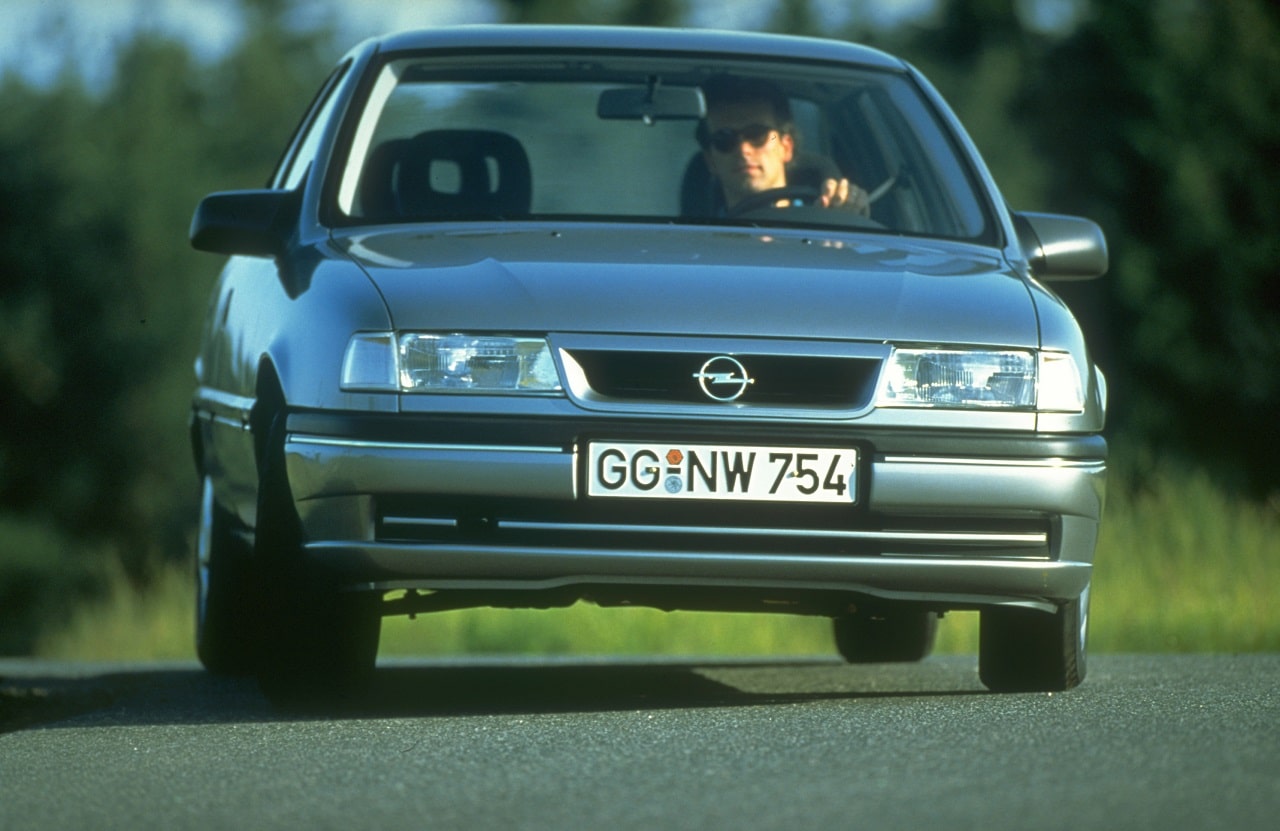 Opel Vectra: nel 1993 il motore V6 entrò nella sua gamma