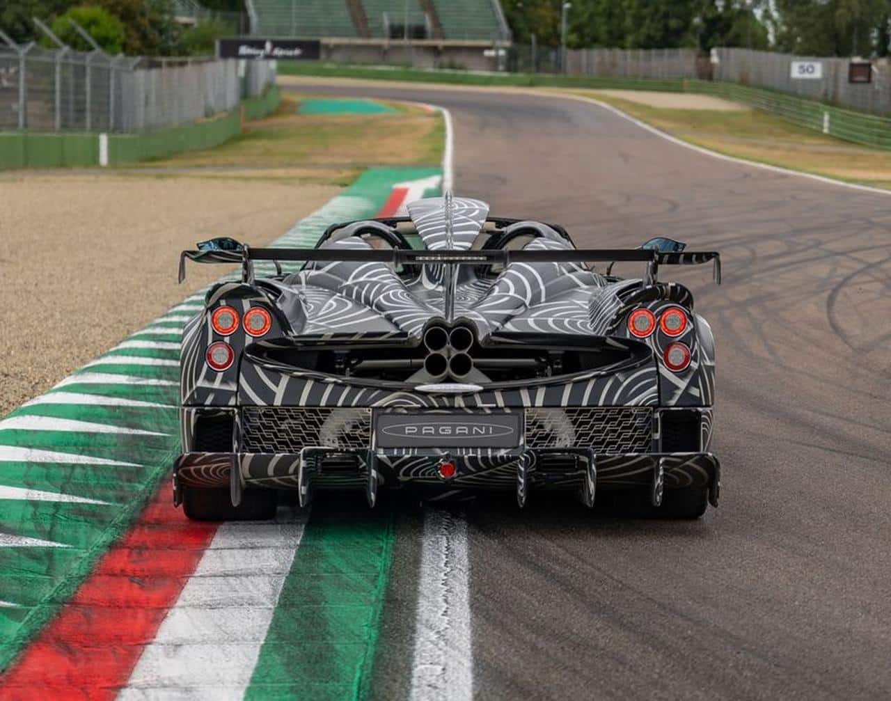 Pagani Huayra: in arrivo una nuova versione [TEASER]