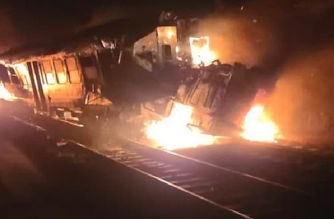 Cosenza, treno travolge camion fermo sui binari: morti i due conducenti, illesi i passeggeri