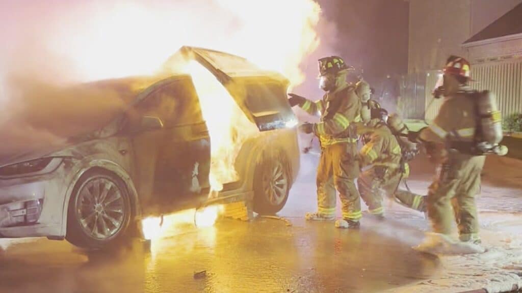 Tesla prende fuoco in un garage in Texas [VIDEO]