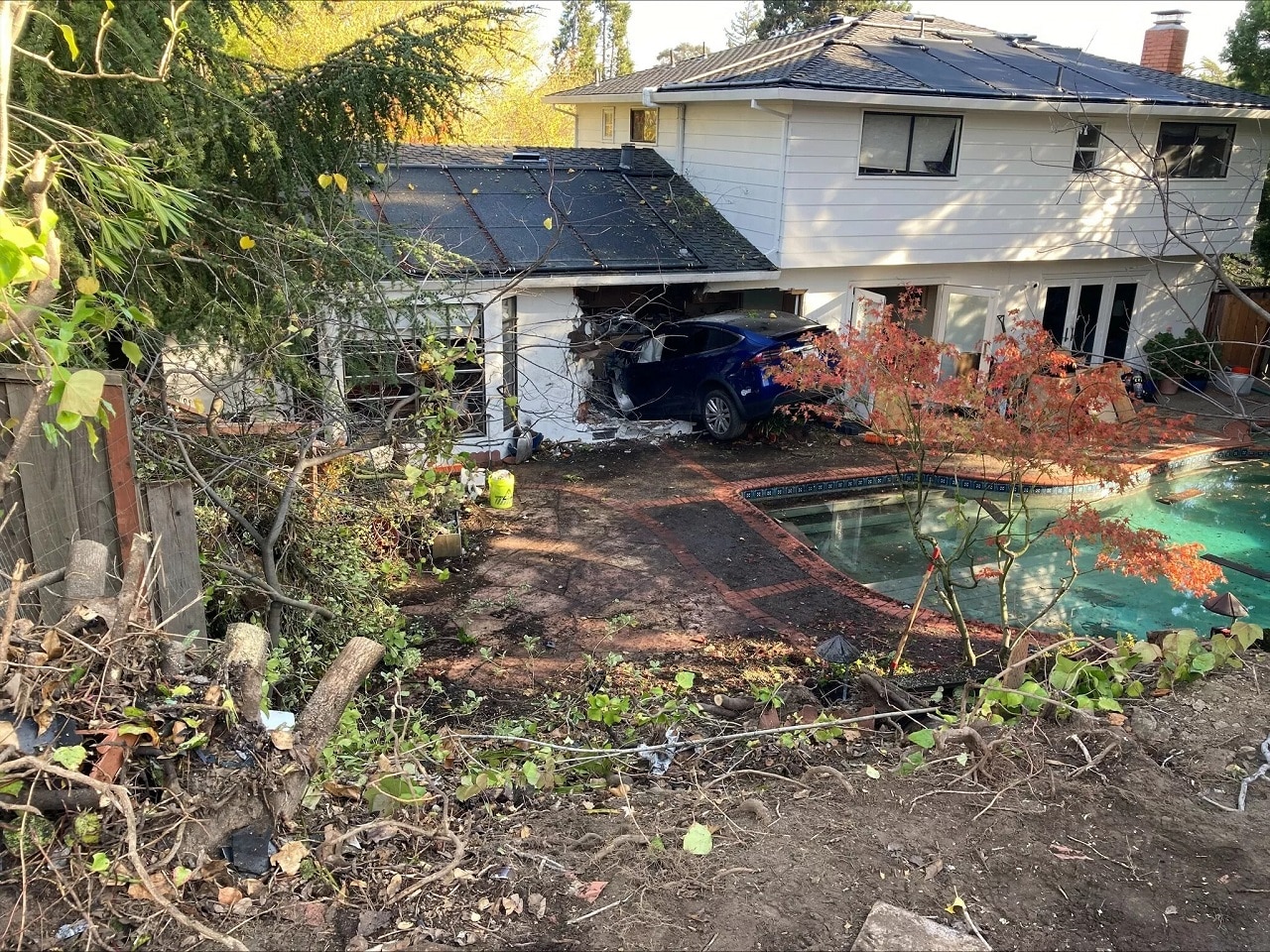 Una Tesla fuori controllo vola sopra una piscina e si schianta contro una casa [VIDEO]
