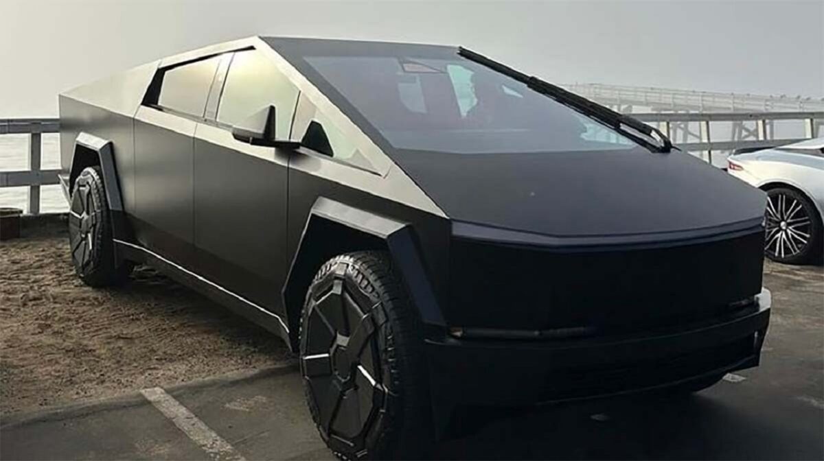 Tesla Cybertruck nero opaco: eccolo in tutto il suo splendore [VIDEO]