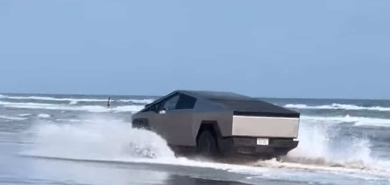 Tesla Cybertruck fa un tuffo in mare prima del via alle consegne [VIDEO]