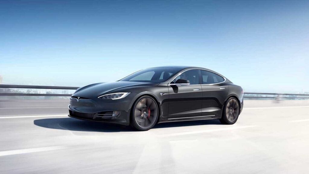 Tesla Model S: conto da 19.000 dollari per un cliente che ha cambiato la batteria fuori dalla garanzia