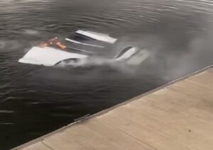 La Tesla cade in acqua e prende fuoco: le fiamme sull’auto immersa [VIDEO]