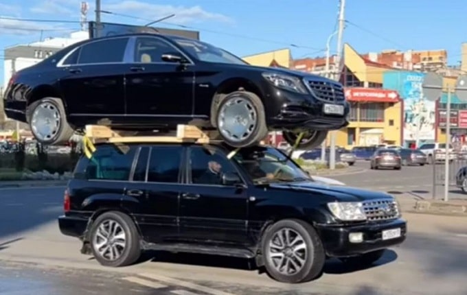 Una Toyota Land Cruiser trasporta una Mercedes Classe S Maybach sul tetto [VIDEO]