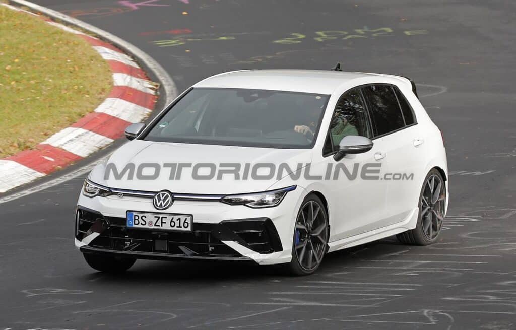 Volkswagen Golf R 2024: test in pista per berlina e wagon [FOTO SPIA]