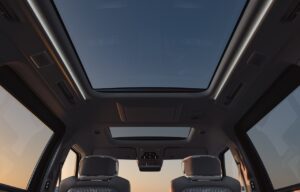 Volvo EM90: le prime immagini degli interni del minivan [FOTO]