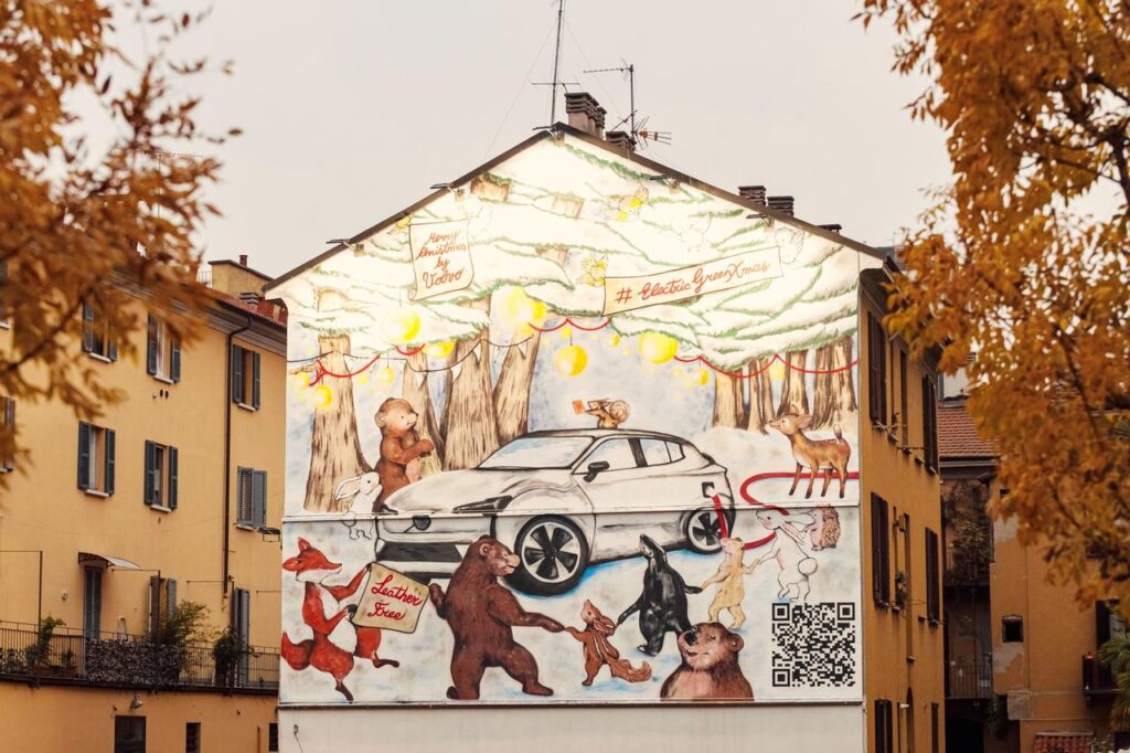 Volvo realizza un murale natalizio ecologico a Milano Portanuova