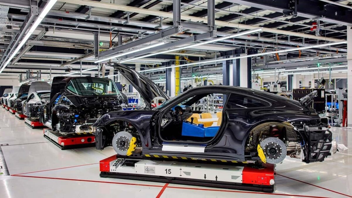Porsche rinnova la fabbrica di Zuffenhausen per le auto elettriche. Qui