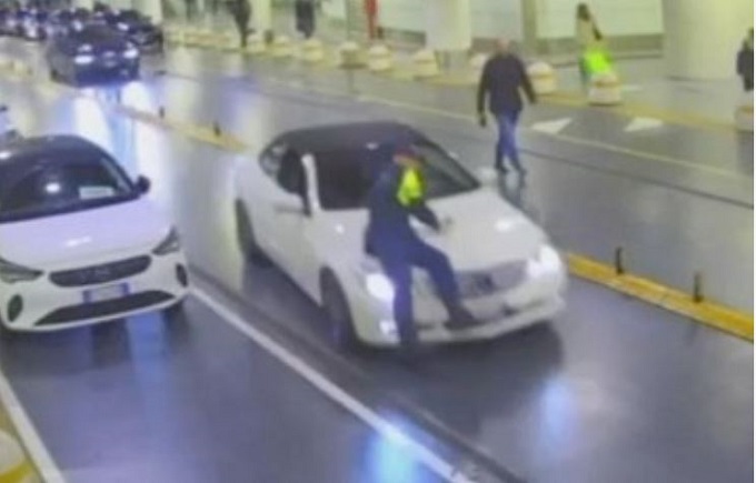 Bologna, investe volontariamente una guardia giurata che gli aveva chiesto di spostare la macchina parcheggiata sulle strisce [VIDEO]