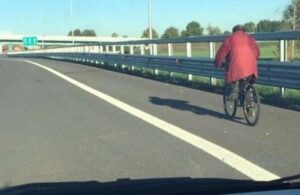Lodi, pedala sulla corsia d’emergenza in autostrada sulla A1: ciclista ricercato dalla polizia