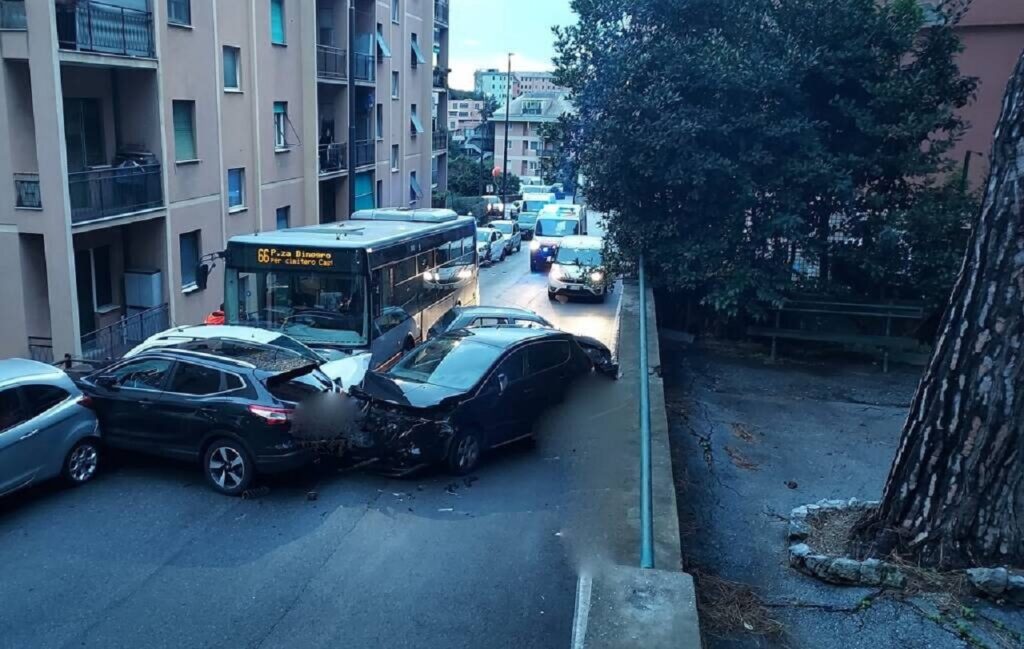 Incidente a Genova: un autobus Amt colpisce sei auto in corso Martinetti