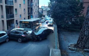 Incidente a Genova: un autobus Amt colpisce sei auto in corso Martinetti