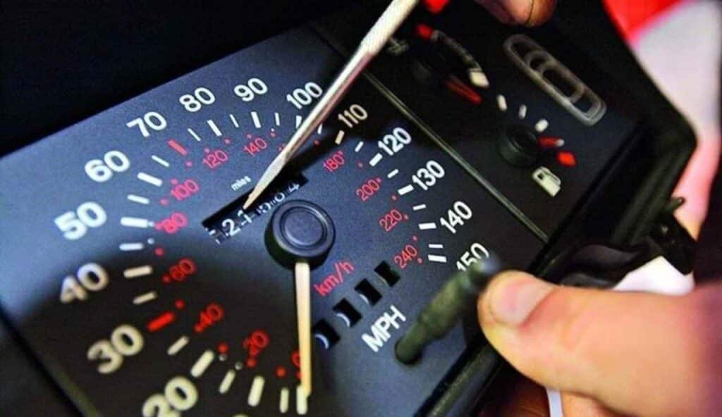 Come le frodi sui contachilometri costano migliaia di euro agli acquirenti di auto usate in Italia