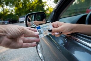 Guida con la patente scaduta per 34 anni: 60enne multata e segnalata alla motorizzazione