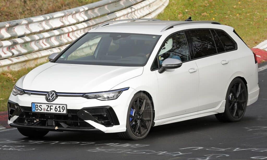 Volkswagen Golf R 2024: come cambia la station wagon sportiva