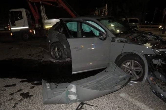 Grave incidente stradale a Napoli, Audi Q5 si schianta contro un palo: quattro feriti