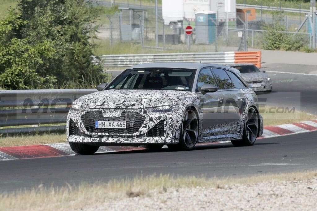 La nuova Audi RS 6 Avant “GT” 2024 si mostra in foto spia: è più veloce e aggressiva