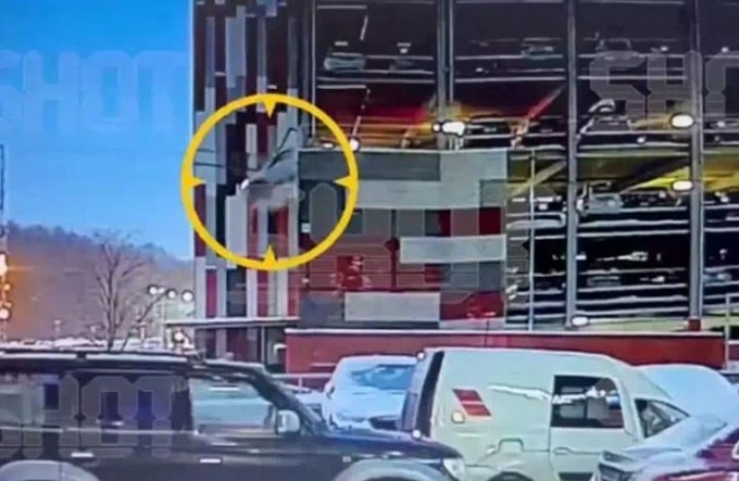 Cade con l’auto dal quarto piano di un parcheggio: illeso dopo un volo di 12 metri [VIDEO]