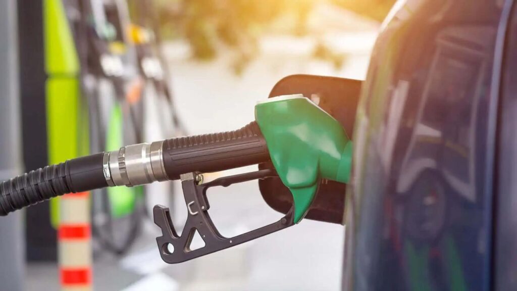 Carburanti: benzina e diesel toccano i minimi storici a fine 2023